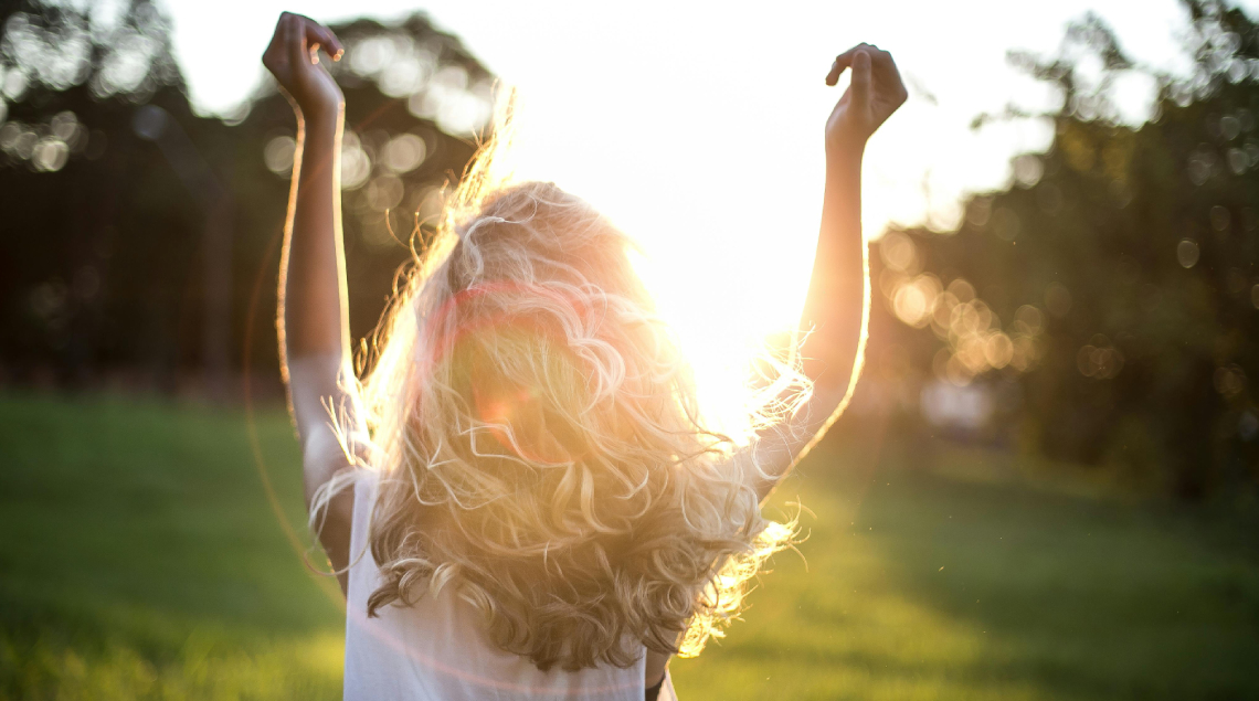 Protezione solare capelli: come difendersi dal sole in agosto