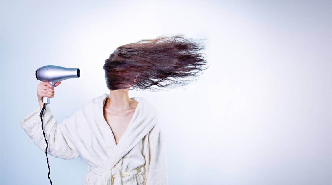 Come gestire i capelli crespi: i migliori consigli per avere capelli lisci e setosi