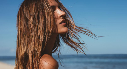 Capelli sfibrati dopo l'estate? Scopri come rigenerarli