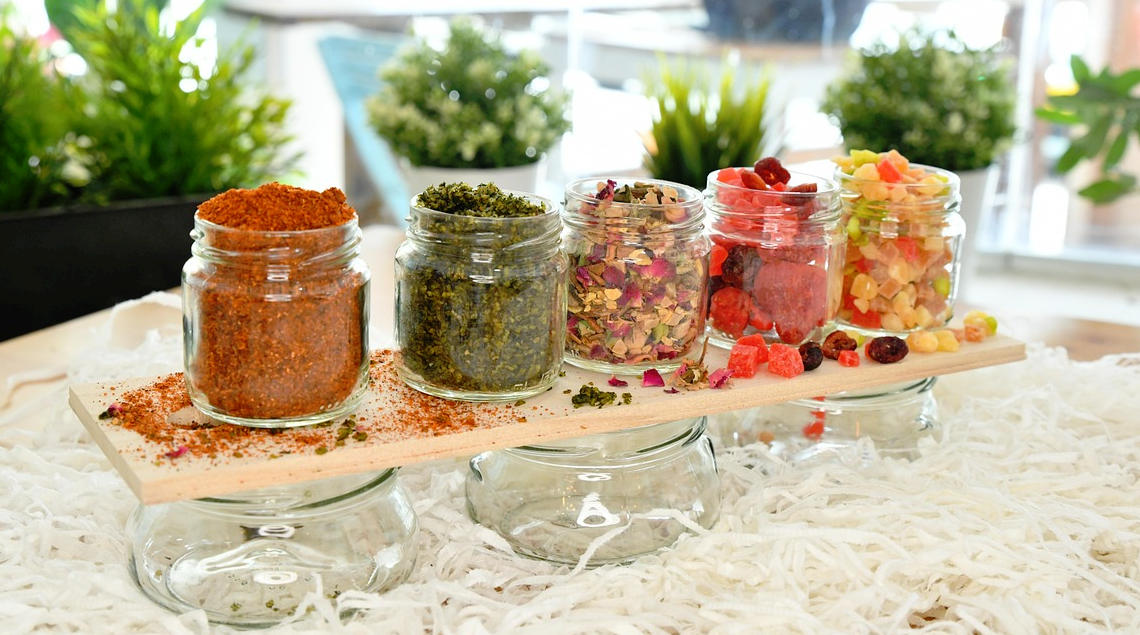 erbe per tisane in barattoli di vetro