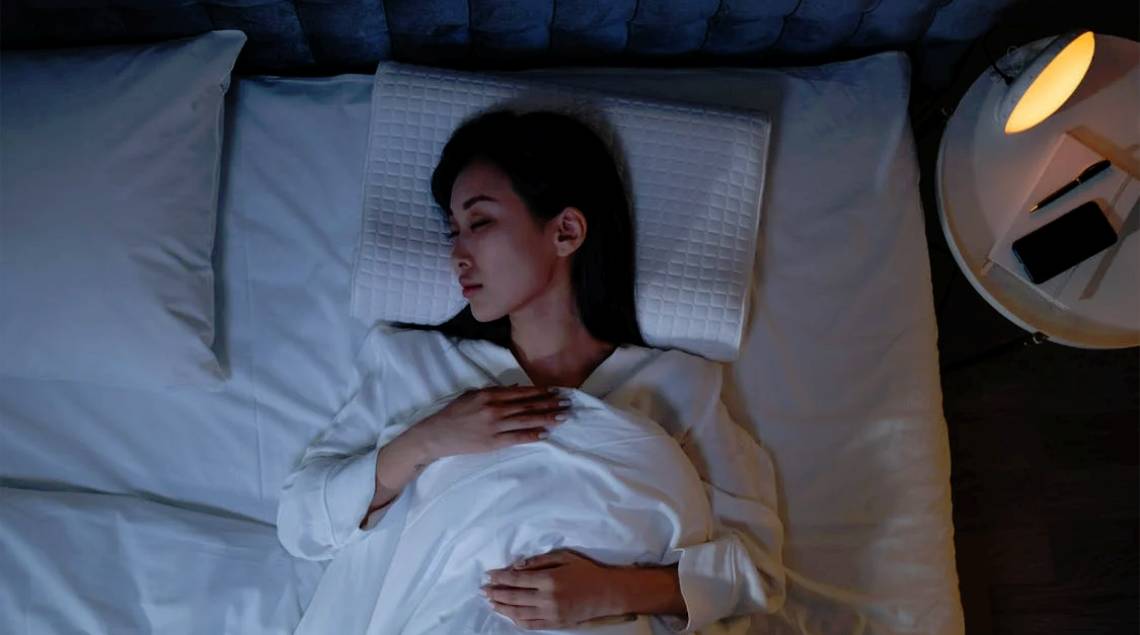 donna che dorme a letto