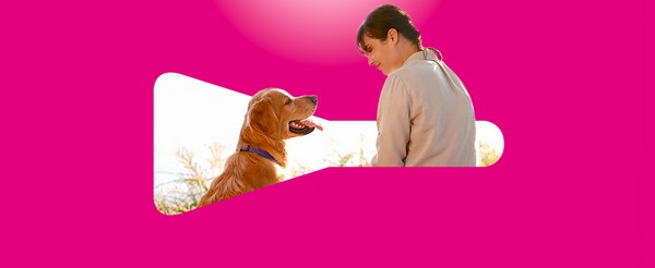 Immagine di una donna con il suo cane in una grafica a forma di provetta del prodotto